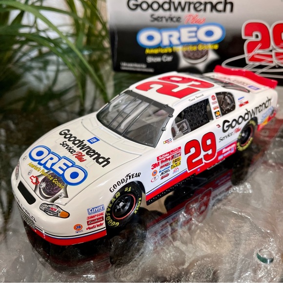 NASCAR Kevin Harvick #29 Oreo/Goodwrench 2001 Chevy Monte Carlo 1:24 Scale - Picture 10 of 11